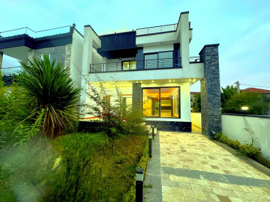 ویلای مدرن و لوکس تریپلکس با روف گاردن و ویو ابدی جنگلی