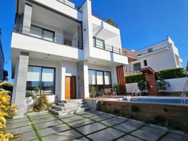 ویلای لاکچری تریپلکس در وازیوار نوشهر با روف گاردن استثنایی